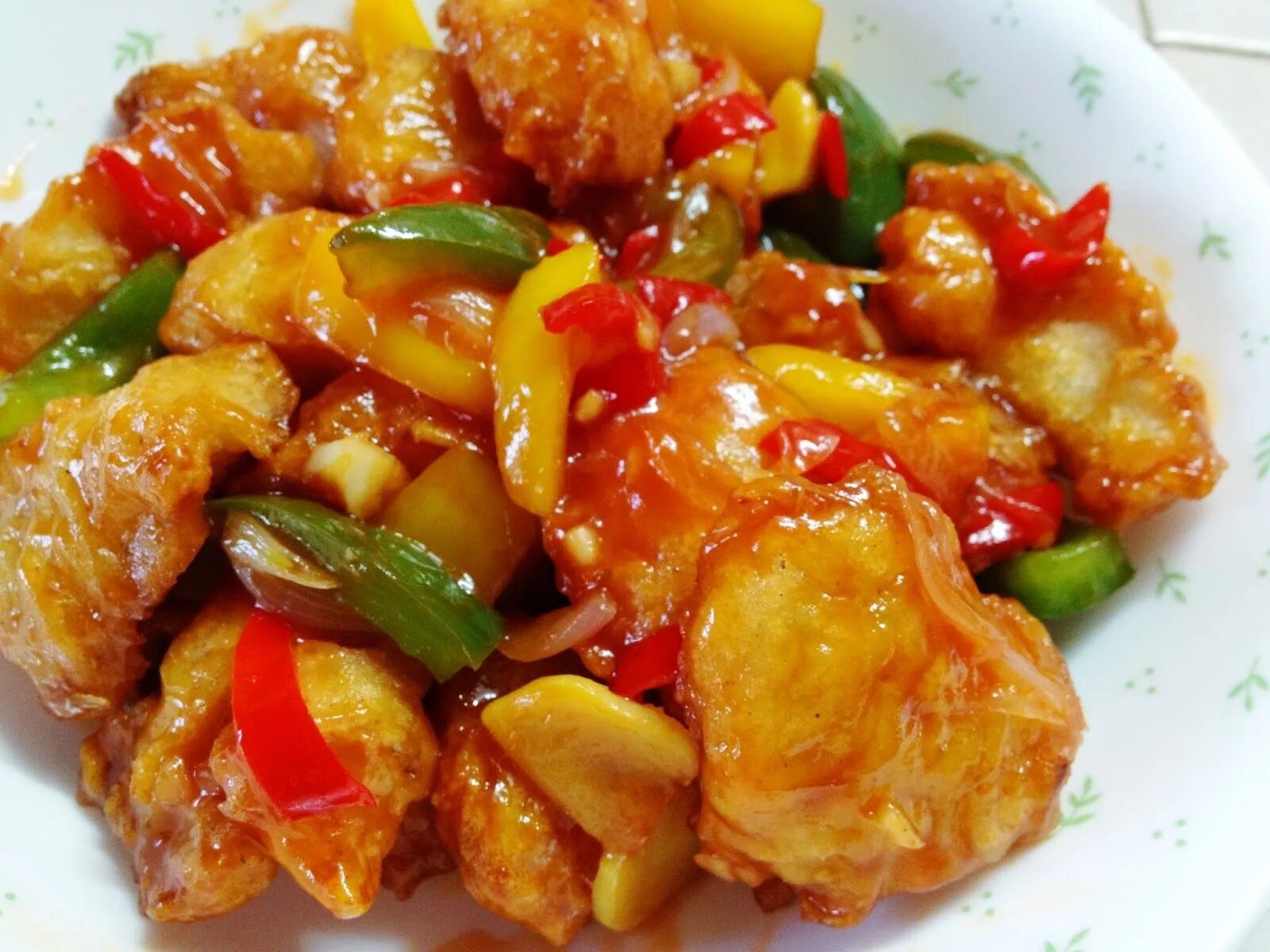 Sweet and sour. Судак в кисло-сладком соусе. Рыба в кисло сладком. Мясо в кисло-сладком соусе по-китайски. Минтай в соевом соусе по-китайски.