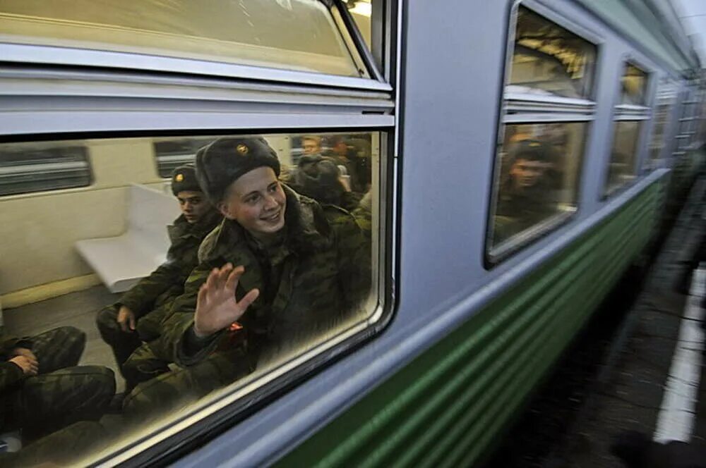 Поезд устал. Поезд в армию. Солдаты на вокзале. Солдат на перроне. Солдаты в поезде.