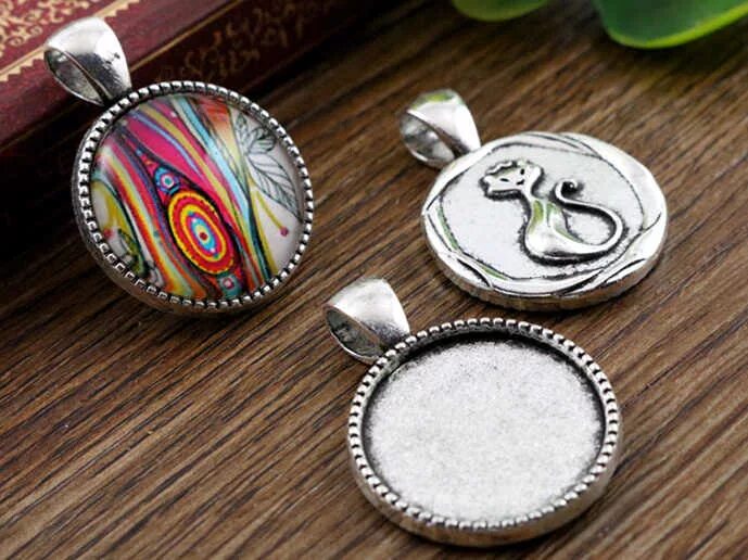 кулоны кабошоны. кулон из бисера и камнями. кулоны кабошоны. деревянные подвески для кабошона брелок. кулоны кабошоны.