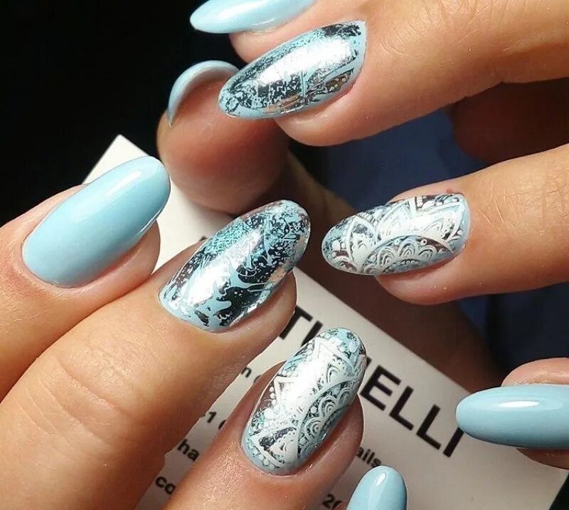 Серебристый маникюр. Ногти с фольгой серебро. Маникюр с серебристыми блестками. Маникюр с жидкой фольгой серебро. Маникюр с серебряной фольгой.