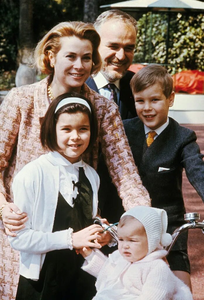Дети грейс келли. Грейс Келли и Ренье 3 с детьми. Принцесса Монако Грейс Келли. Потомки принцессы Монако Грейс Келли. Дети принцессы Монако Грейс Келли.