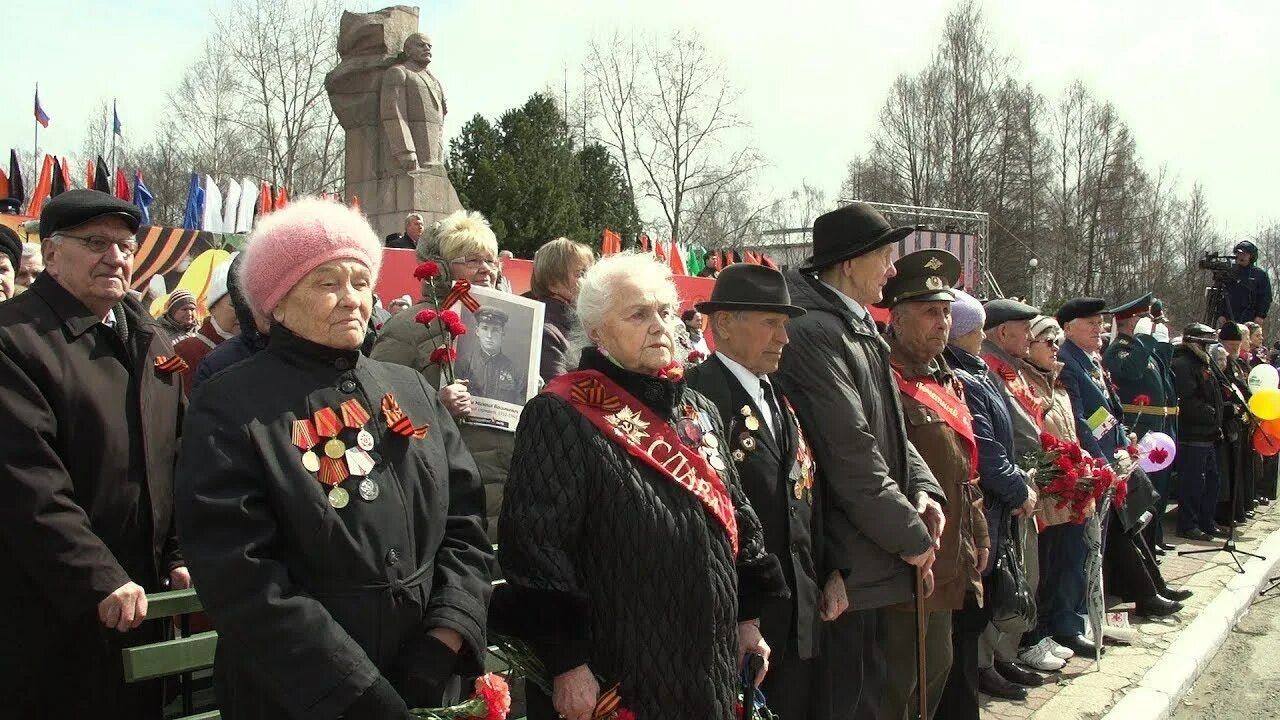 Митинг посвященный 23. День Победы в России. Парад 9 мая. Возложение цветов 9 мая. 9 Мая день Победы шествие.