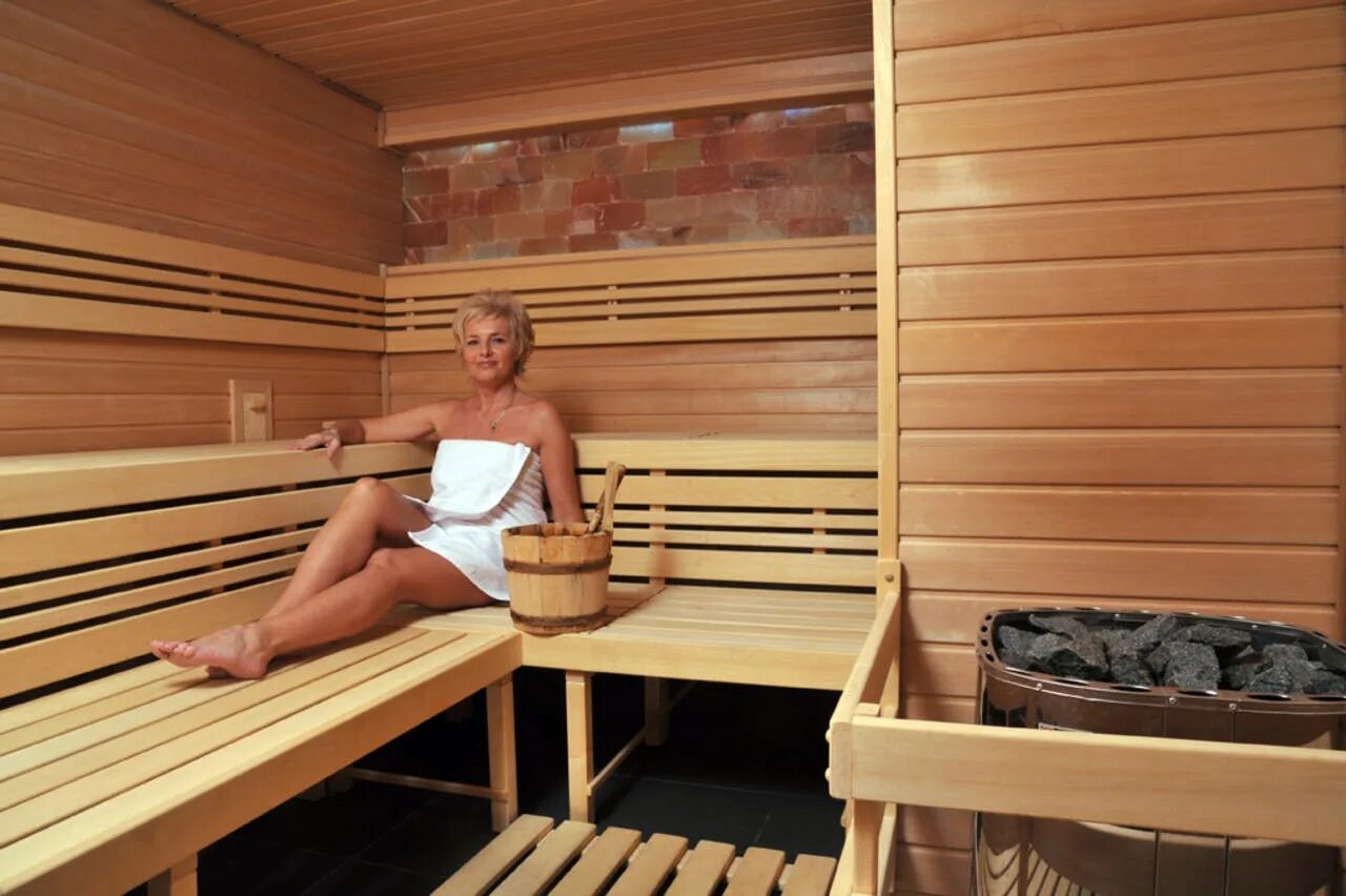Как часто можно сауну. Чешские бани для женщин. Финская сауна совместная. Финские бани совместные. Финская общая сауна.