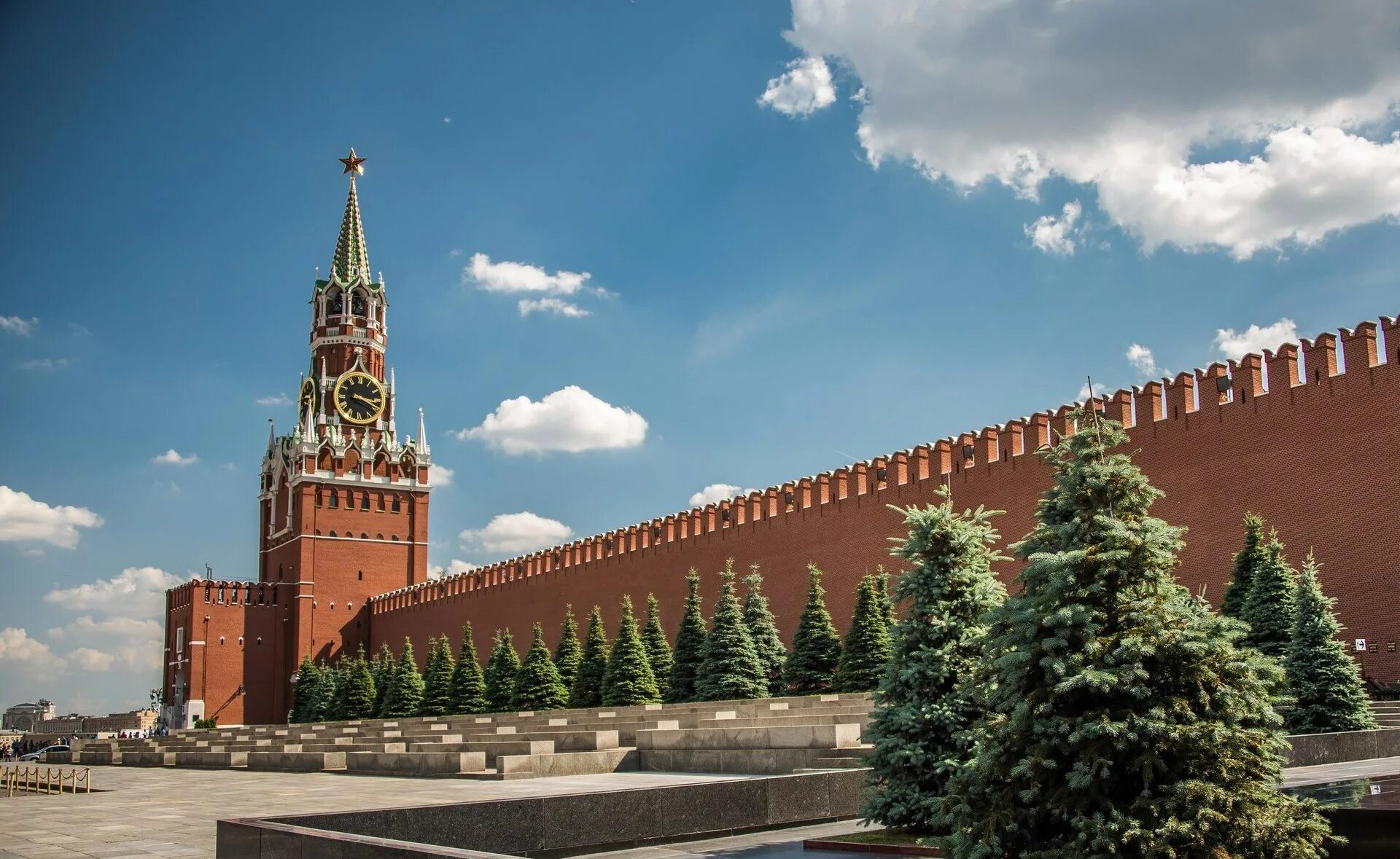 Вдоль кремлевской. Красная площадь мавзолей Спасская башня. Ели у Кремля. Голубые ели у Кремля. Ель у Кремля.