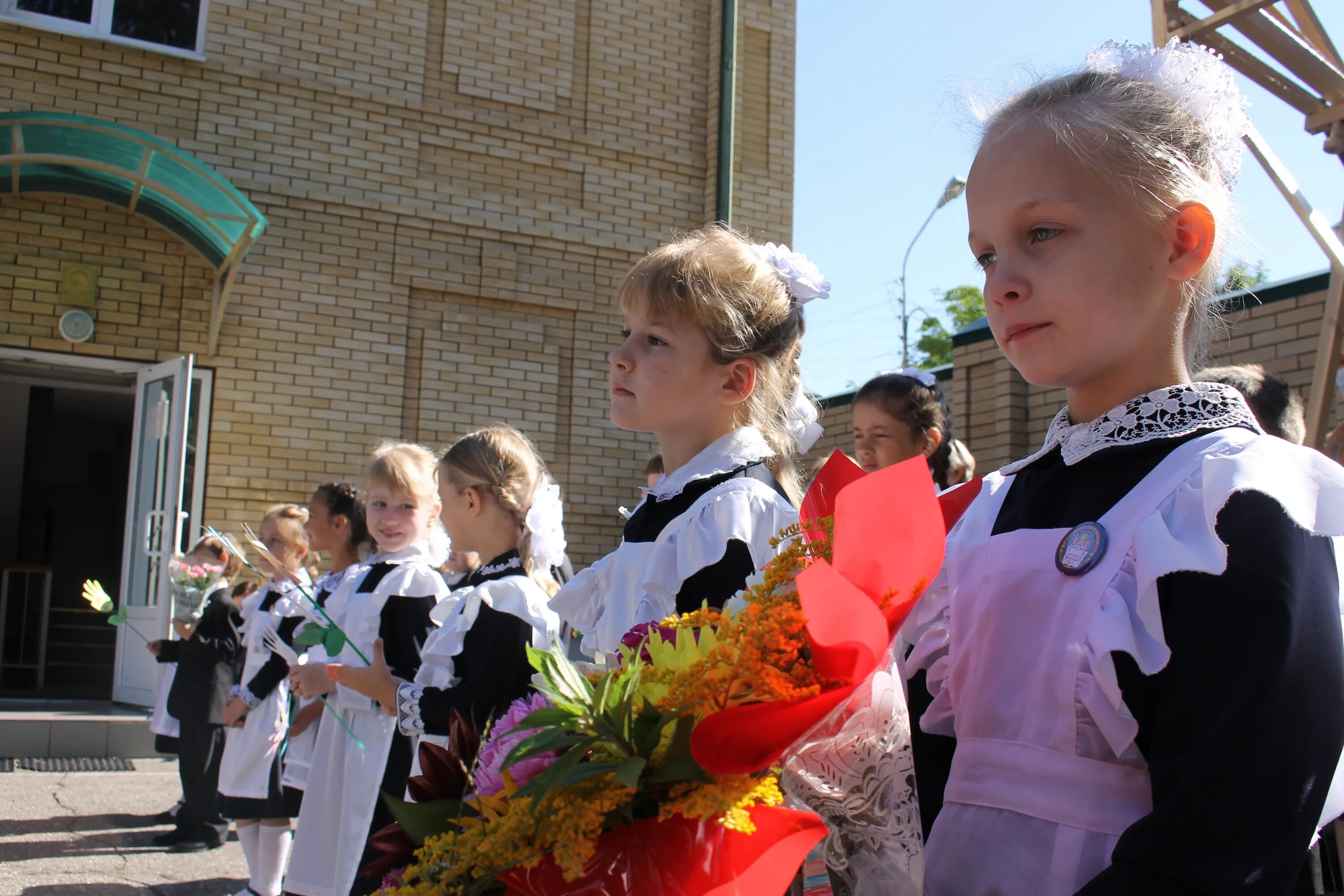 Присутствовать на линейке. Школа 9 Кисловодск 1 сентября 2013. Первый звонок. Пятиклассницы на 1 сентября.