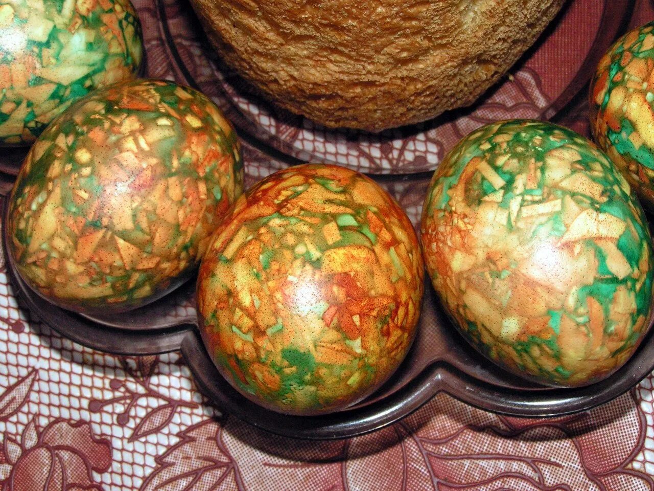 Мраморные яйца в луковой шелухе с зеленкой. Мраморные яйца в луковой шелухе. Яйца мраморные с зеленкой и шелухой. Яйца крашеные зеленкой и луковой шелухой.