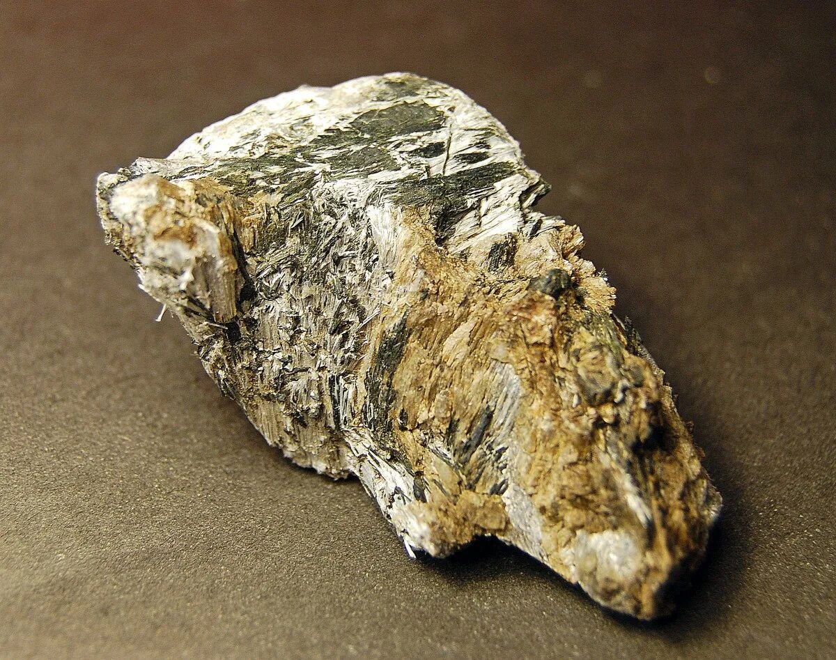 Пектолит камень. Эгирин минерал. Эгирин минерал необработанный. Эгирин Авгит камень. Эгирин минерал Генезис.