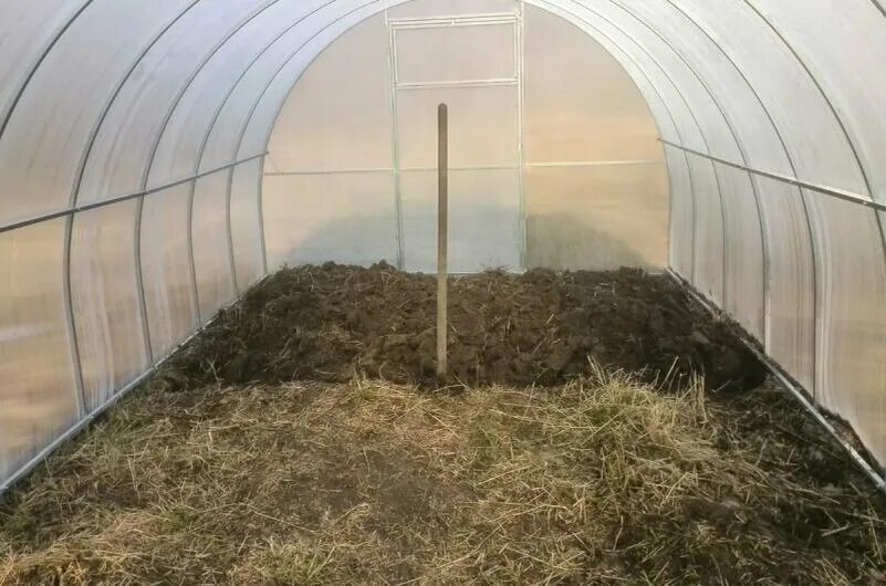 Подготовка земли в теплице. Теплица на участке. Грядки в теплице 3х6. Грунт для парника. Посадка в теплице.