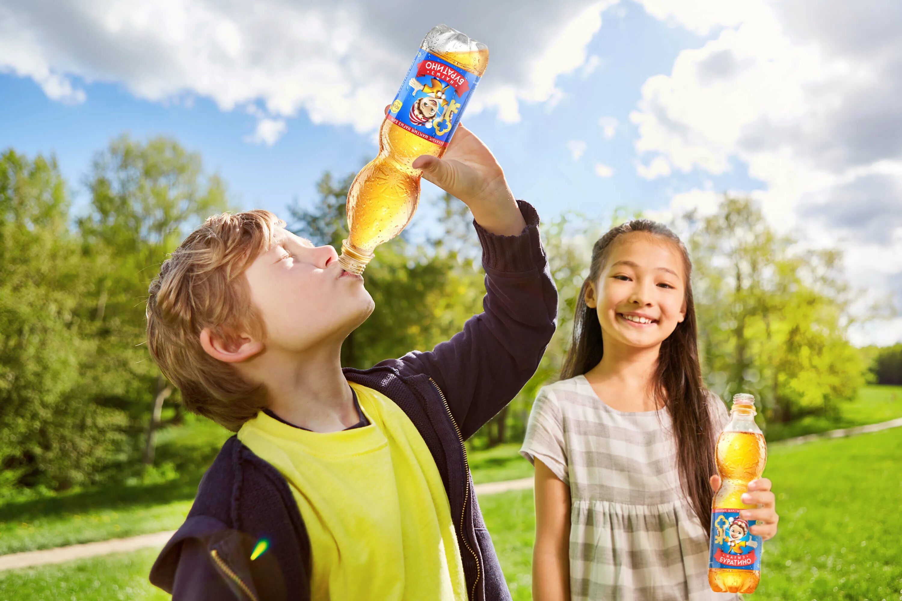 Пейте дети лимонад. Пьет яблочный сок. Человек пьет газировку. Сладкие напитки для детей. Дети пьют лимонад.