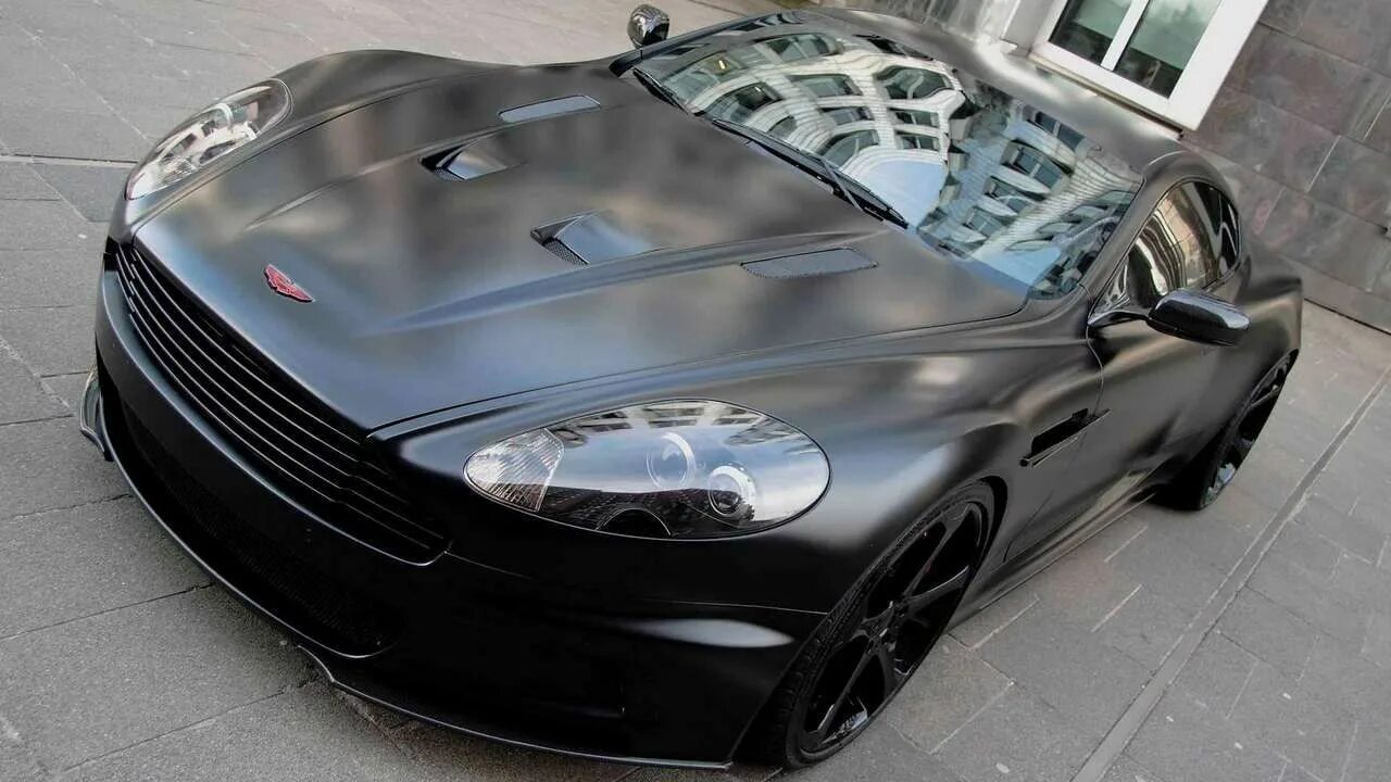 Черный матовый автомобиль. Aston Martin DBS v12.