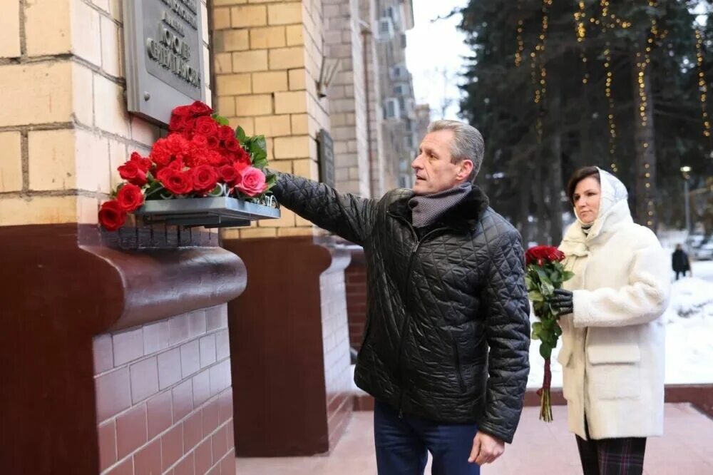 День памяти Королева Сергея Павловича. Памятник задавшись с цветами. Памятник Сергею Королёву Санкт-Петербург.