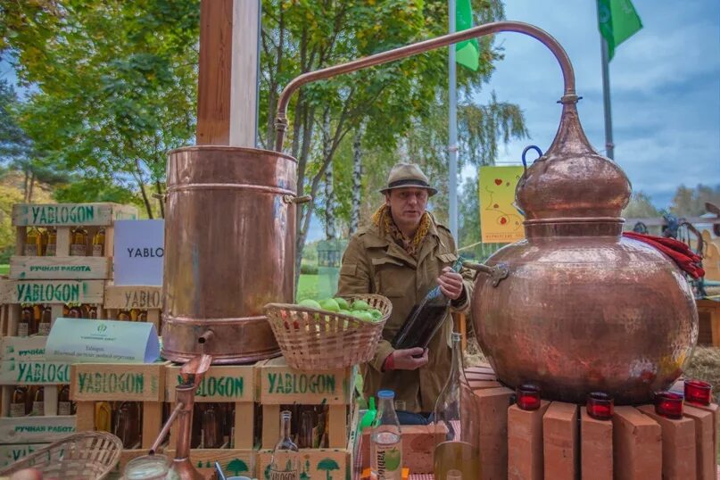 Самогонщики самогонные аппараты. Шуточный самогонный аппарат. Самогонный аппарат Самогонщики. Дед с самогонным аппаратом. Самогонный аппарат прикол.