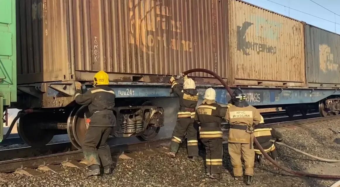 Движение поездов омск. Поезд Омская область. Горящий поезд в Называевске. 15 Апреля 2022 попала под поезд. Поезд омич.