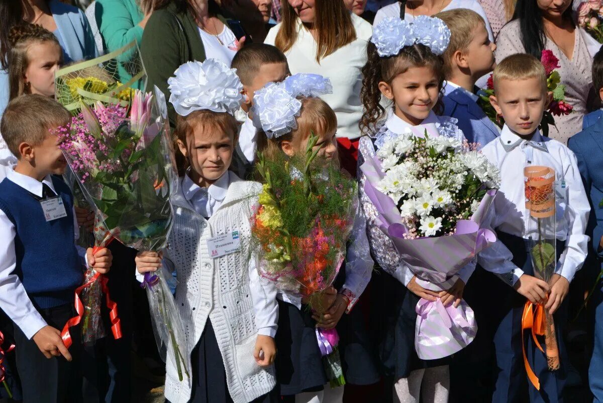 17 школа белогорск. Первоклассники на линейке. Школьная линейка 1 сентября. 1 Сентября линейка в школе. С 1 сентября первокласснику.