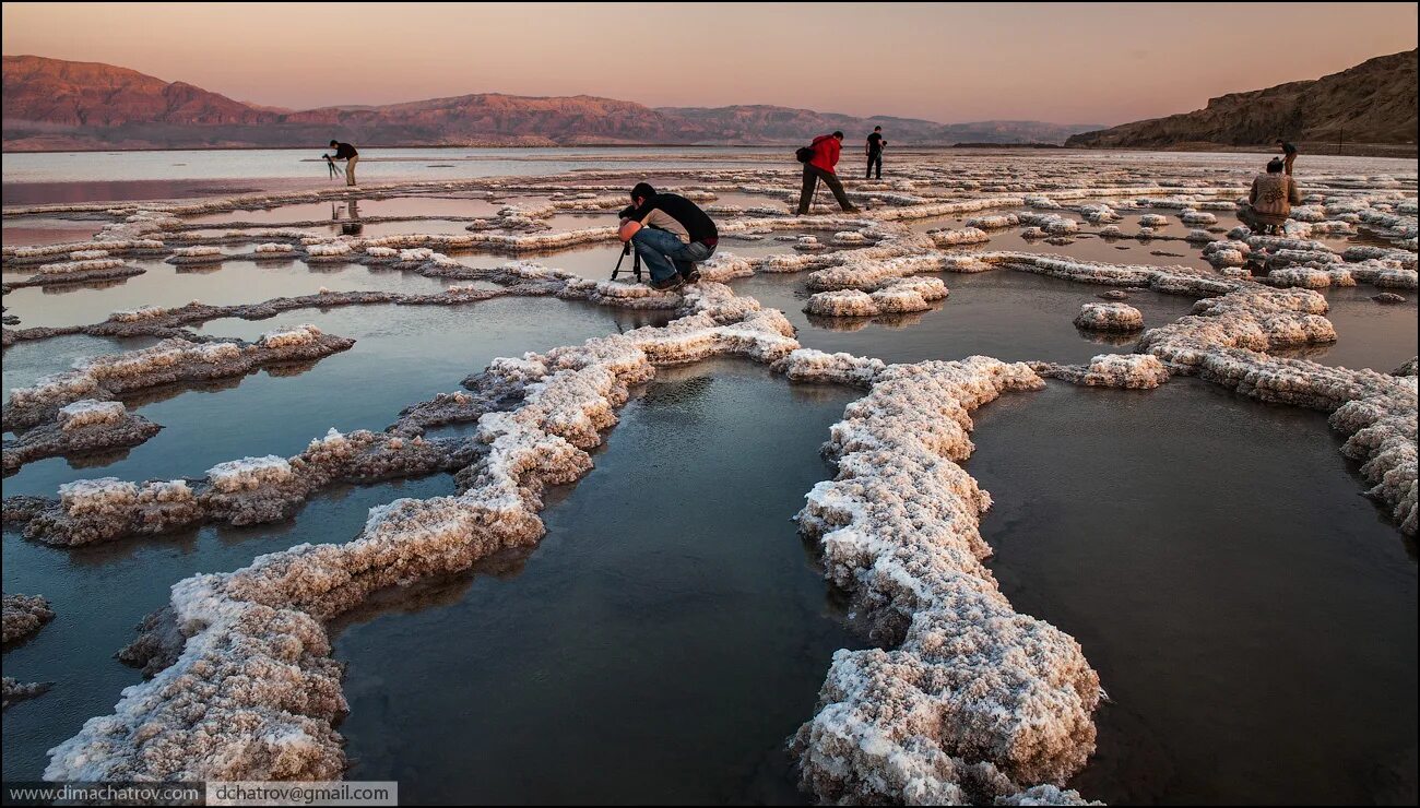 Имеется огромное количество. Солончаки мертвого моря. Мертвое море добыча соли. Иордания Мертвое море.