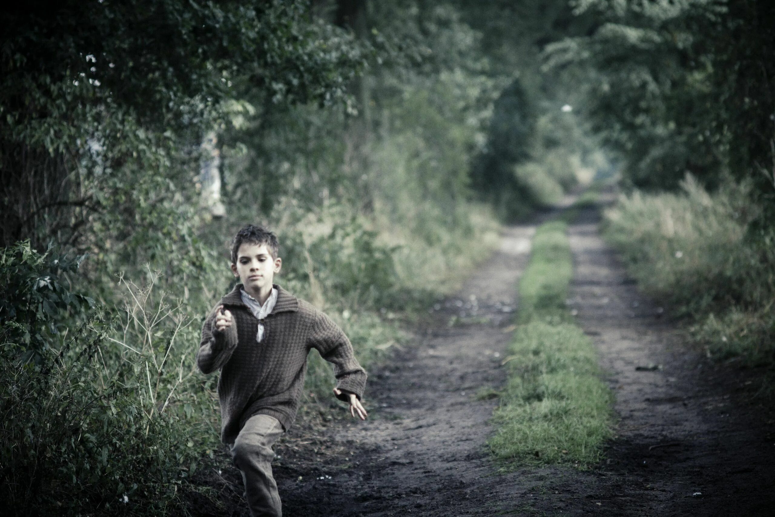 Можно часами бродить по. Беги, мальчик, беги / Lauf Junge Lauf, 2013. Мальчик бежит. Человек убегает.