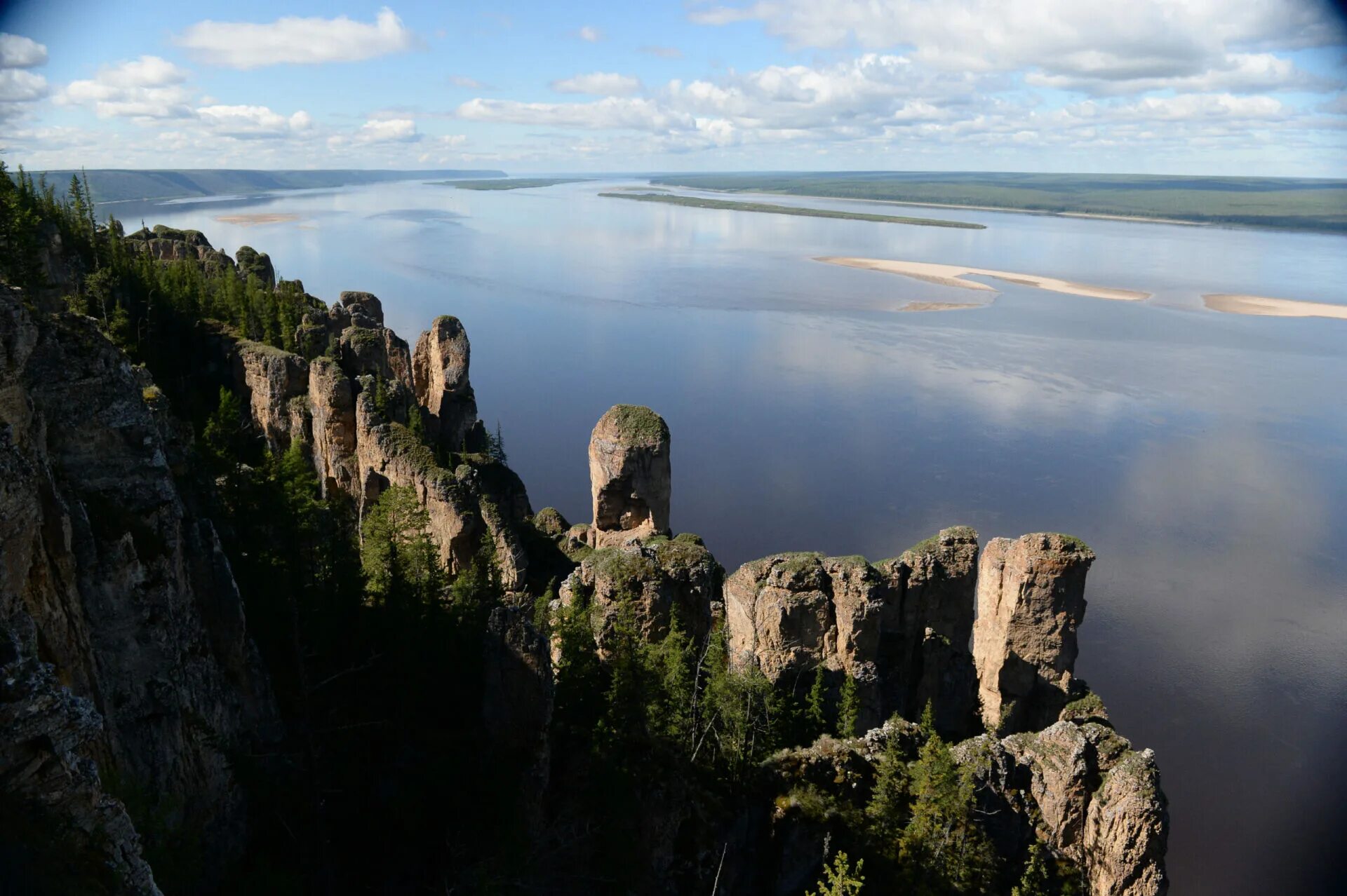 Фото республики саха якутия. Саха Якутия лето. Парк Ленские столбы Якутия. Республика Саха природа. Якутский пейзаж Ленские столбы.