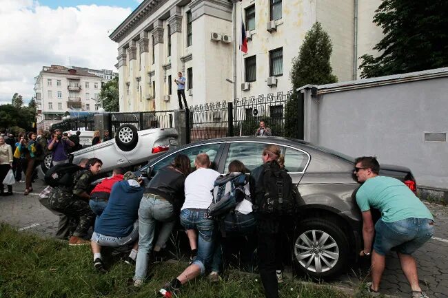 Нападение на посольство. Нападение на посольство РФ В Киеве. Нападения на посольство России в Украине в 2014. Нападение на посольство Украины в Москве. Фотография нападения на посольство РФ В Молдове.