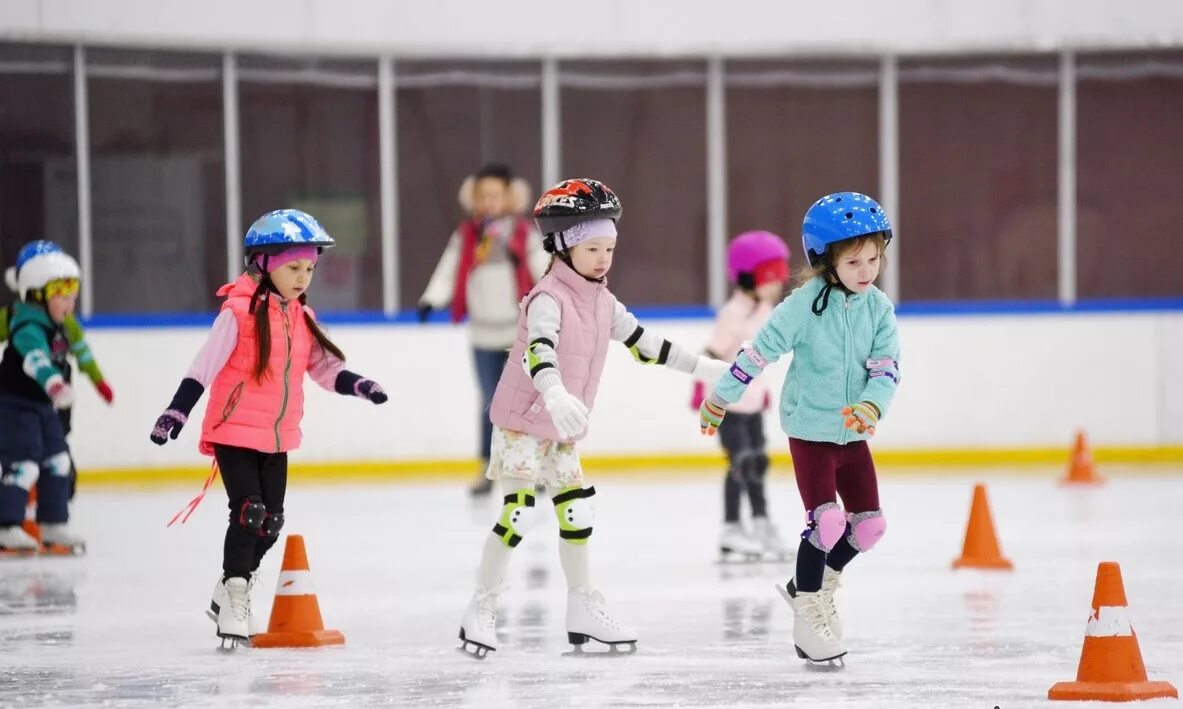 Игры катания на льду. Дети катаются на коньках. Дошкольники на коньках. Дети на катке. Дошкольники на коньках в садике.