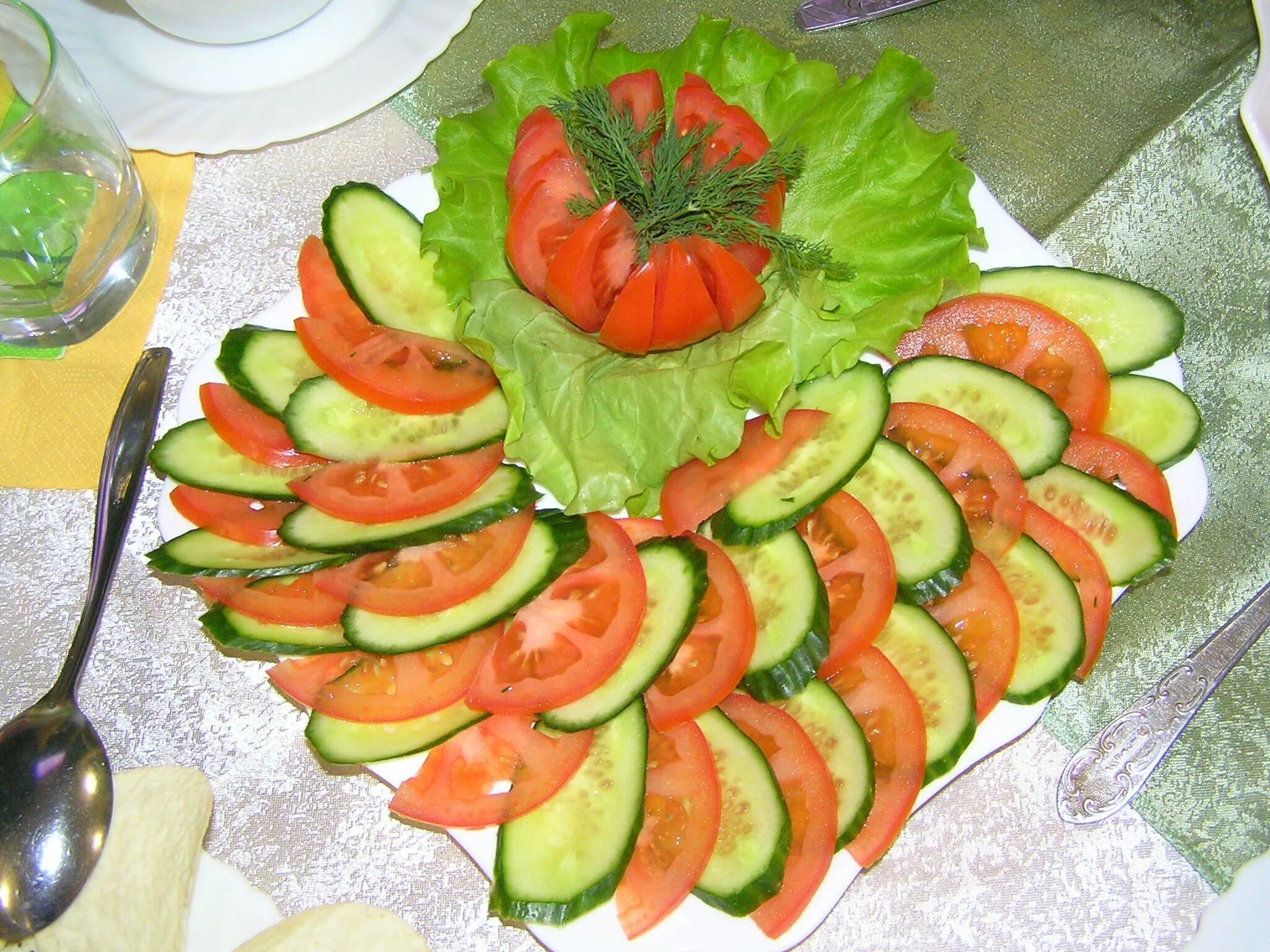 Нарезки на стол огурцы помидоры. Нарезка из овощей. Красивая нарезка овощей и фруктов. Красивые нарезки из овощей. Украшение овощной нарезки.