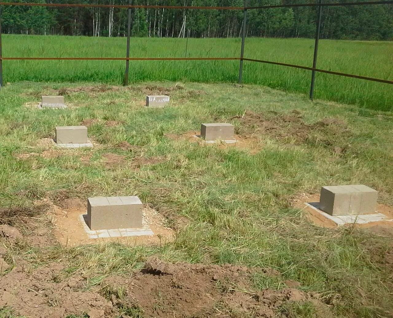 Фундамент на дачном участке. Загородный дом фундамент. Участок под постройку. Фундамент для дачного домика. Фундамент для бани.