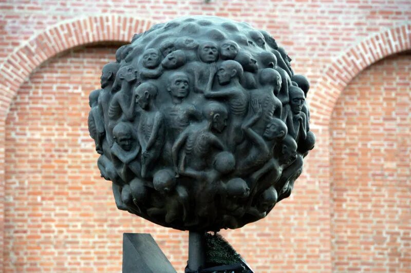 опаленный цветок. опалённый цветок смоленск. опалённый цветок памятник. смоленск памятник детям жертвам концлагерей. опалённый цветок памятник.