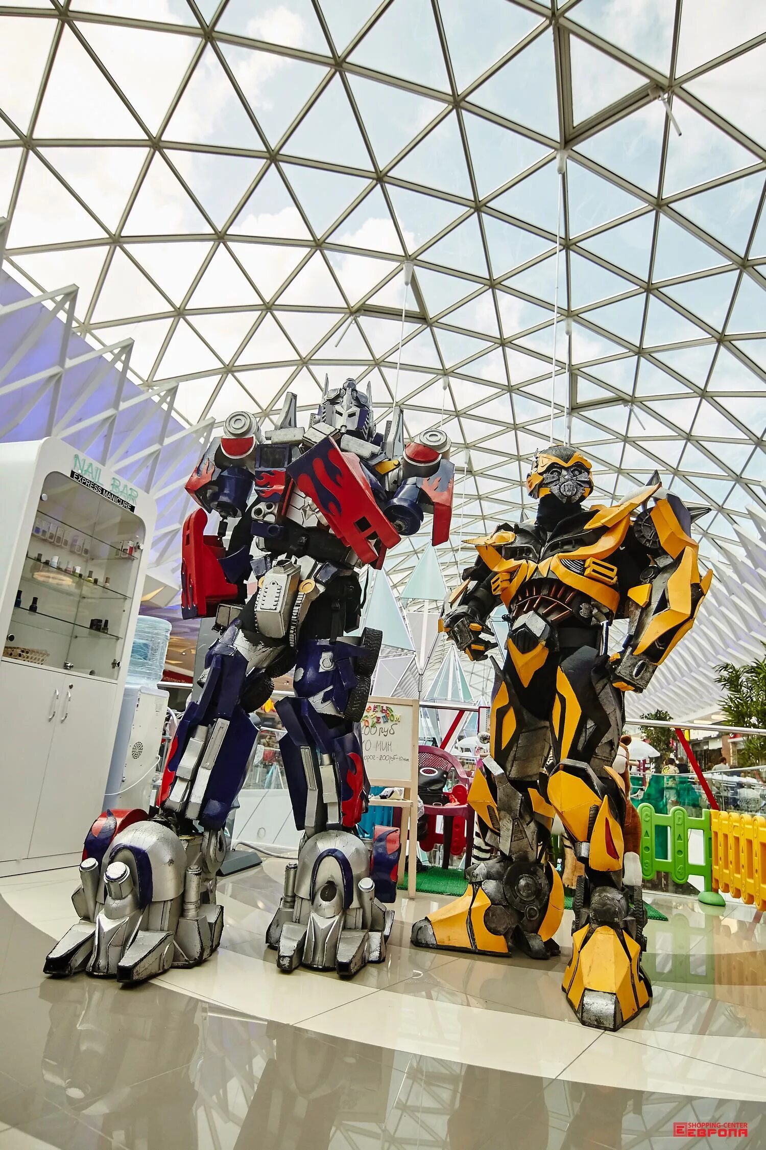 Екатеринбург. Мега робот трансформер. Роботы в екатеринбурге. Я люблю роботов выставка. Роботы в екатеринбурге.