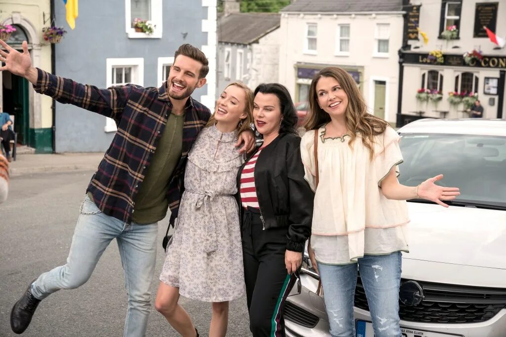 Фиби Дайневор в сериале юная. Start young сериал. Ю333 сериал фото. Younger TV Series Seasons all Original