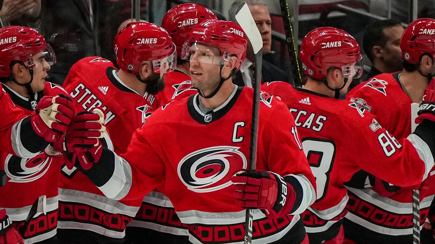 Нью джерси нхл 94. New carolina. Вратарь каролины харрикейнз. New carolina. Нью джерси девилз хоккеисты.