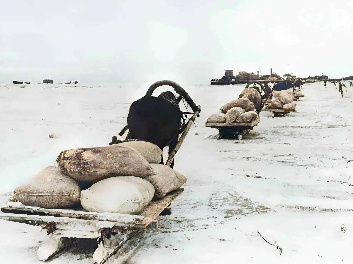 Долгие дороги жизни. Ленинград Ладога дорога жизни. Блокада Ленинграда Ладога дорога жизни. Блокадный Ленинград Ладожское озеро. Дорога жизни блокадного Ленинграда Ладожское озеро.