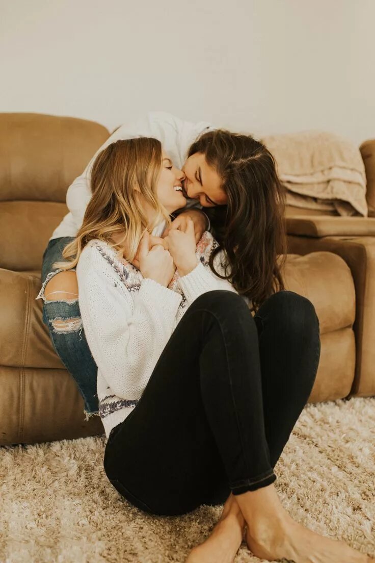 Невесты лесбийские настоящие. Lesbian month. Лесбийские пары на улицах. Lesbian month. Lesbian month.