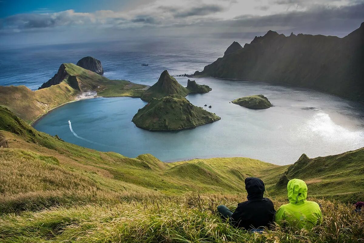 Сахалин жизнь на острове. Остров янкича курилы. Бухта кратерная остров янкича. Порт курильск. Сахалин жизнь на острове.