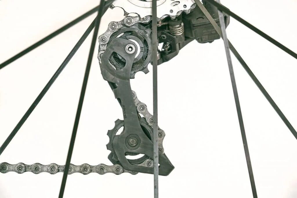 Как одеть цепь на велосипед. Shimano переключатель скоростей цепь слетела. цепь для велосипеда. цепь на заднем переключателе велосипеда. цепная передача велосипеда.