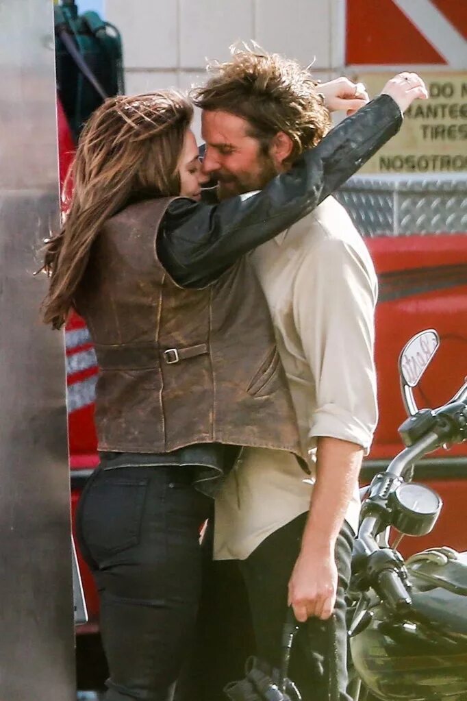 брэд купер звезда родилась. брэдли купер и леди гага фильм. A star is born брэдли купер. леди гага и брэдли звезда родилась. леди гага в фильме звезда родилась.