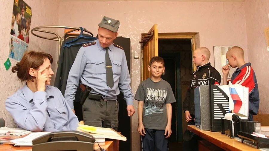 Несовершеннолетние преступники. Ребенок совершает преступление. Несовершеннолетние нарушители. Подростковая преступность в России.