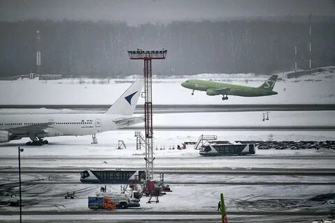 Самолет приземлился в аэропорту домодедово