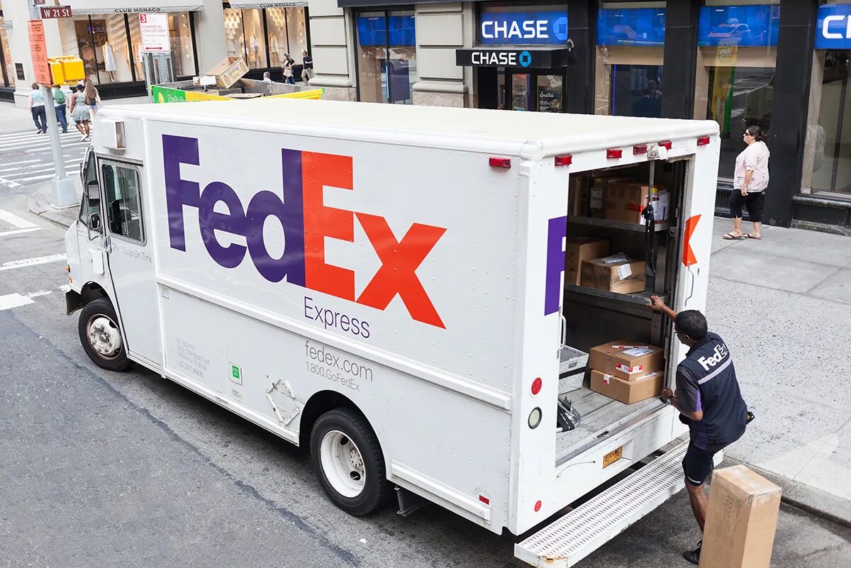 Фургоны Фидекс. Компания Федекс. FEDEX машины. Фургон FEDEX. Купить из сша доставка