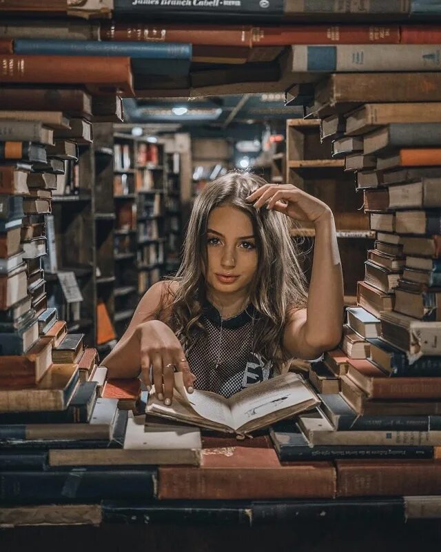 Умная девушка. Девушка с книгой. Красивая умная девушка