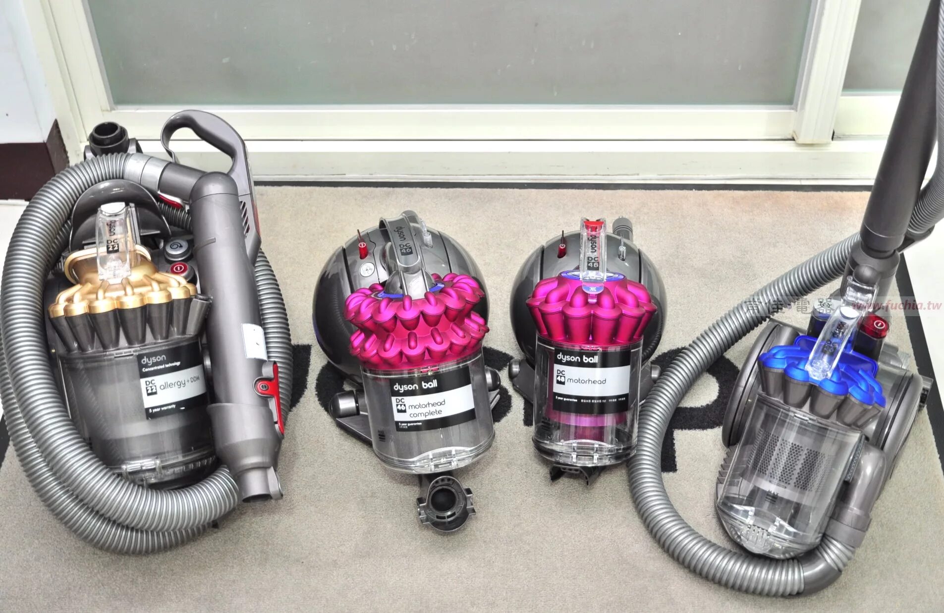 Дайсон хуже. Dyson dc48. Dyson dc48 двигатель. Пылесос Дайсон DC 35. Dyson dc26 Carbon Fibre.