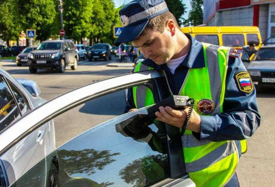 Нарушение за тонировку. Инспектор ДПС. Тонировка ГИБДД. Гаишник тонировка. Штраф за тонировку машины.