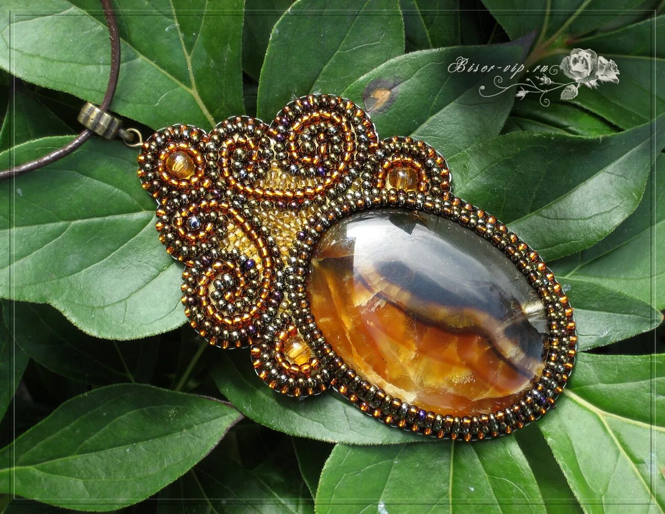 колье с кабошонами и бисером. оплетение кабошона белый бисер. подвеска око саурона. кулон из бисера. подвески из натуральных камней.