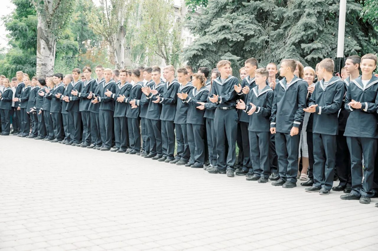 Нахимовское военное училище мариуполь. Мариупольское нахимовское училище. Нахимовское училище в мариуполе. Нахимовское военное морское училище мариуполь. Курсанты моряки бвми.