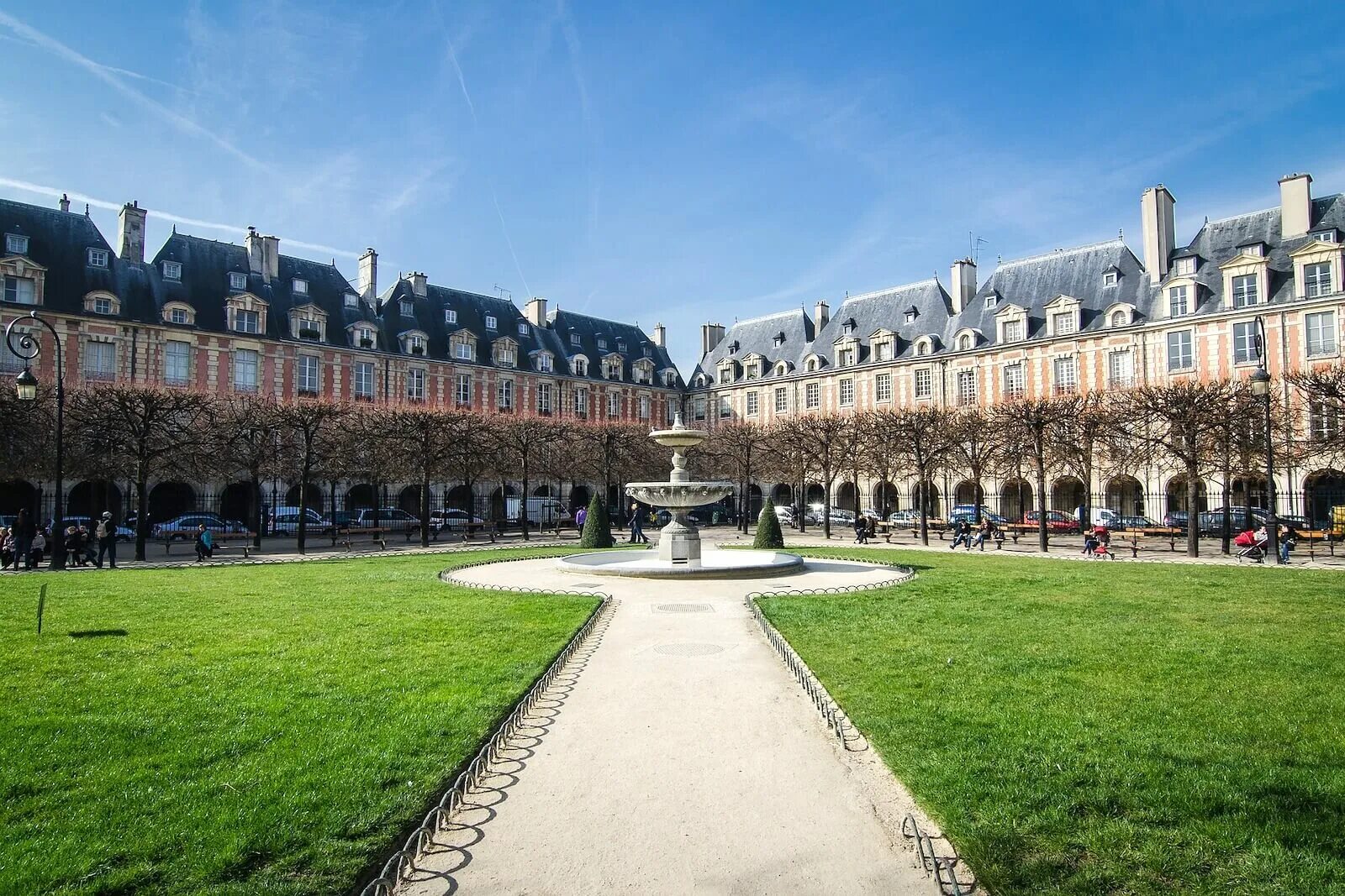 Площадь вогезов в париже. Place des vosges в париже. площадь вогезов (королевская площадь).. дом музей виктора гюго в париже. площадь вогезов франция париж.
