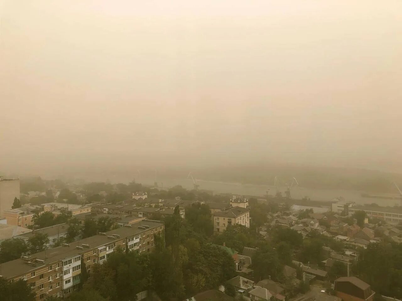 Пыльная буря в волжском. Буденновск пылевая буря. Песочные бури в ростове. Песчаная буря ростов 2020. Песчаная буря в ростове на дону.