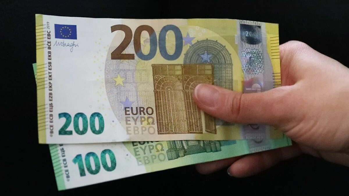 Сколько 300 евро в рублях на сегодня. 300 Евро фото. 300 Евро. 300 Евро в рублях. 300 EUR.