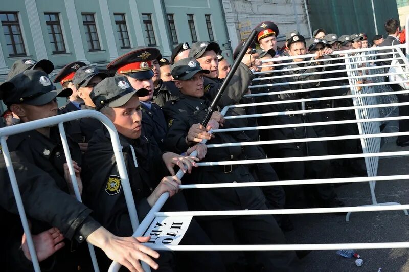 Оцепление полиции. Оцепление массовых беспорядков. Массовые беспорядки в Москве. Массовые беспорядки обж