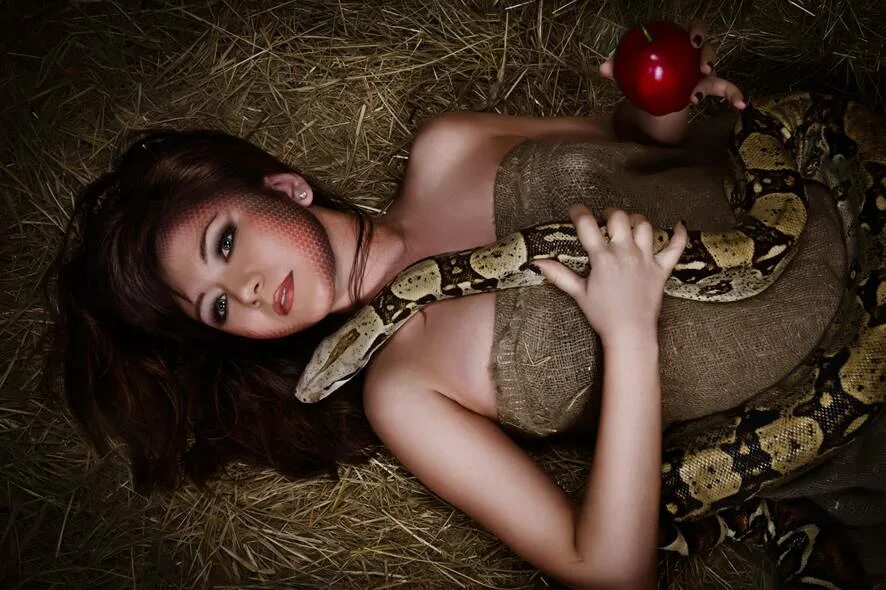 Красивая девушка со змеей. Красивые девушки со змеями. Почему девушки змеи. Красивые девушки со змеями. Женщина змея.