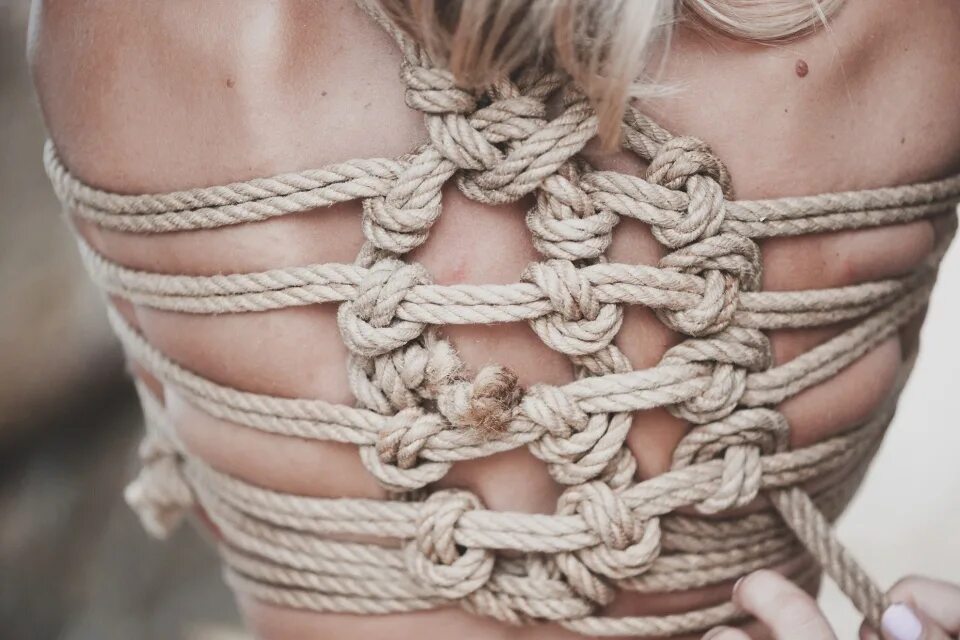 Туго связанная веревкой девушка. Сибари фейт. Женщина с веревкой. Пейтон шибари. Сибари геншин.