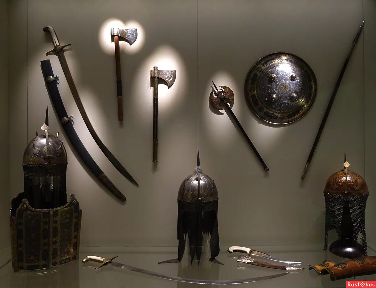 оружейное искусство. оружейная палата доспехи. коллекционное гладкоствольное оружие. шамшир меч клинковое оружие ближнего востока. оружейное искусство.