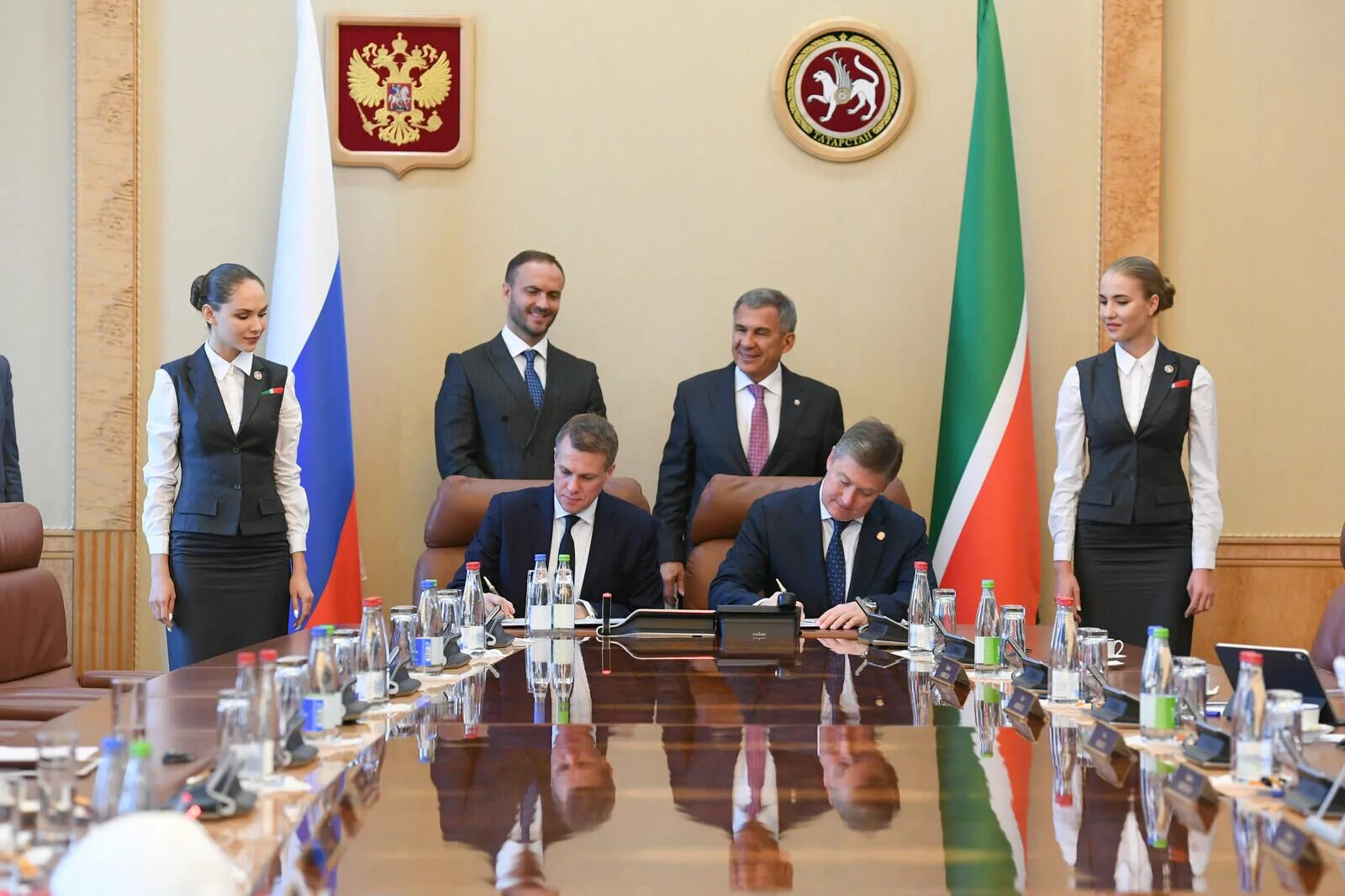 Бәйсез татарстан хөкүмәте правительство независимого татарстана. Правительство Татарстана. Дом правительства Татарстана.